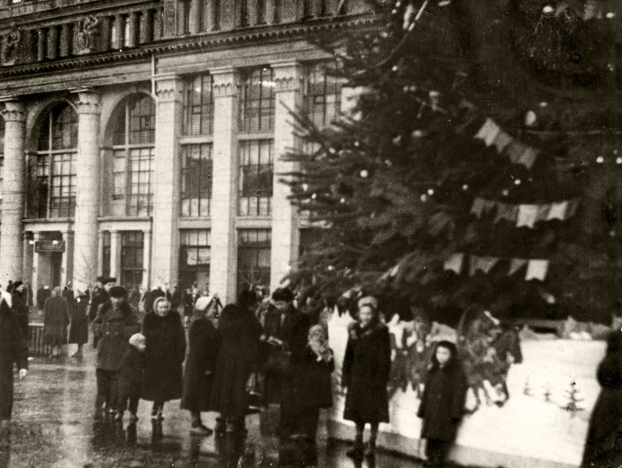 Новости Днепра про Как выглядели городские елки в Днепре более 50 лет назад: километры гирлянд и закусочная рядом (ФОТО)