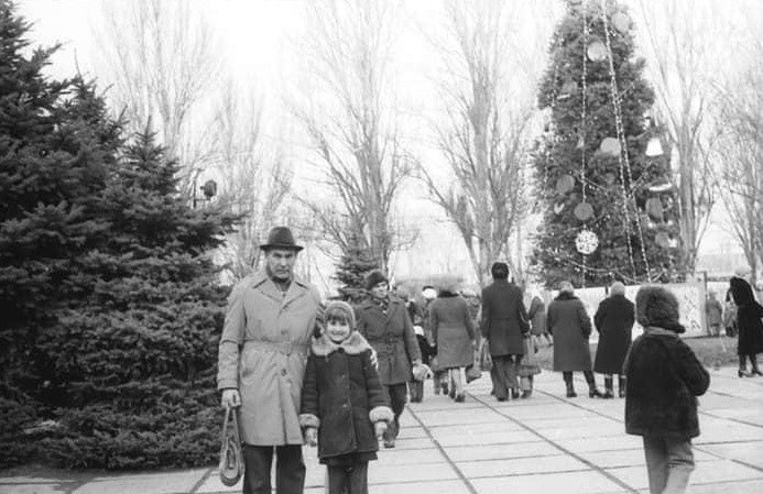 Новости Днепра про Как выглядели городские елки в Днепре более 50 лет назад: километры гирлянд и закусочная рядом (ФОТО)