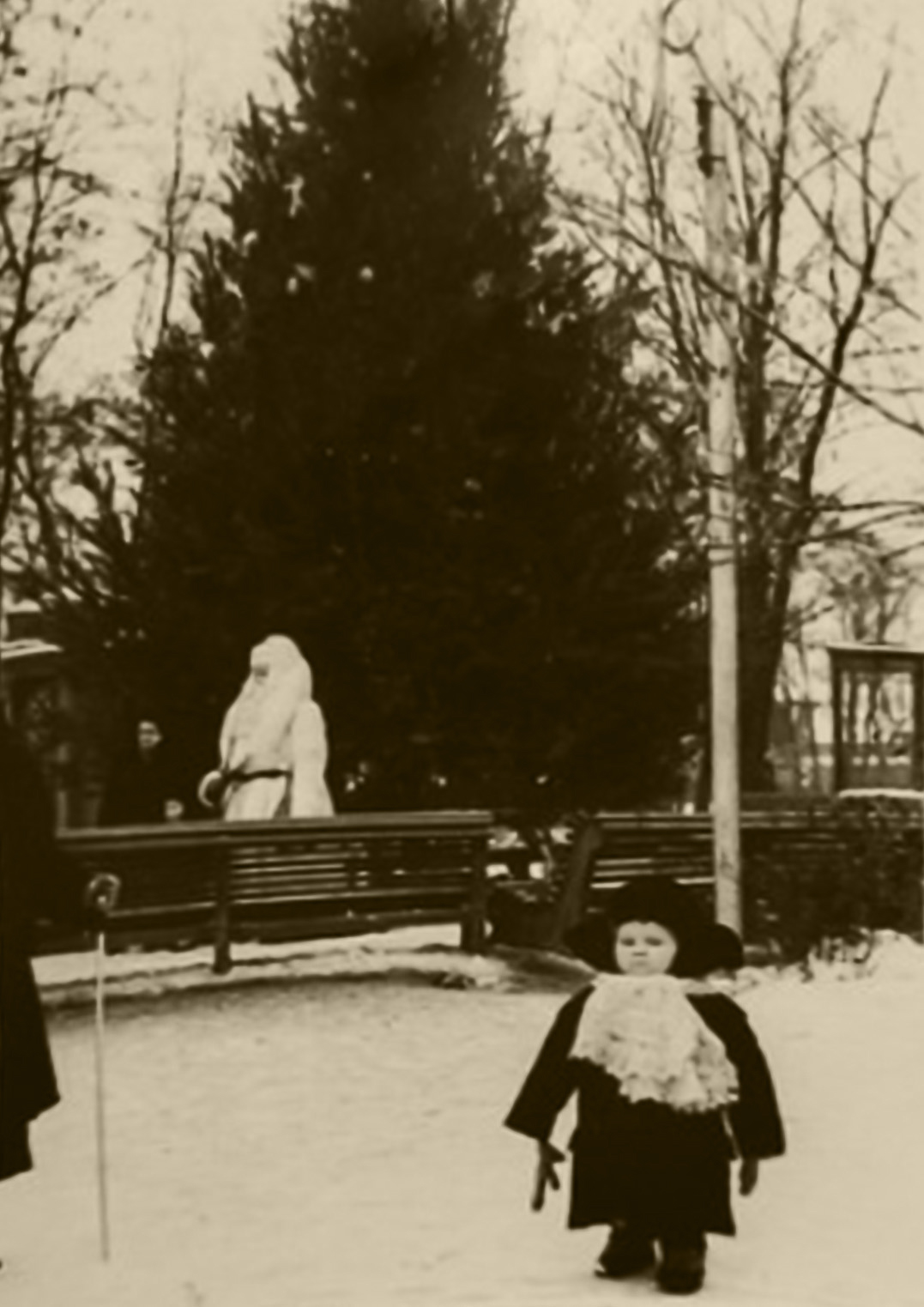 Новости Днепра про Как выглядели городские елки в Днепре более 50 лет назад: километры гирлянд и закусочная рядом (ФОТО)