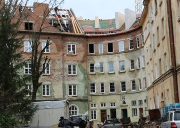 Коли повністю відновлять будинки на Стрийській, що постраждали від ракетного удару