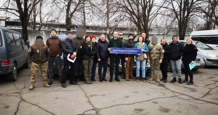 Автівки для ЗСУ, передані литовськими партнерами. Фото: Херсонська обласна військва адміністрація/Telegram.