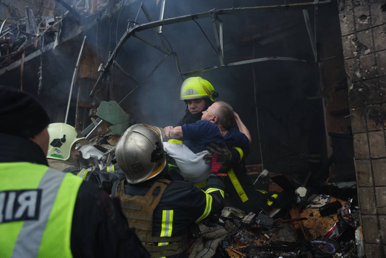 Новости Днепра про Массированный ракетный обстрел Украины: россияне бьют по гражданским объектам, много пострадавших