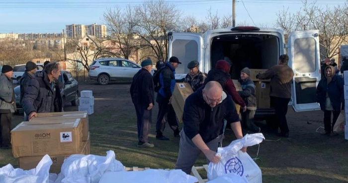 Гуманітрна допомога мешканцям селища Зимівник. Фото: Херсонська обласна військова адмінітсрація/Telegram.