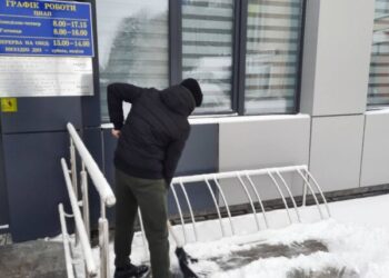 Міський голова Хоросткова Сергій Гладун розчищає сніг