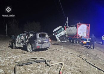 На Днепропетровщине столкнулись два грузовика и легковушка: есть пострадавшие – Дніпро