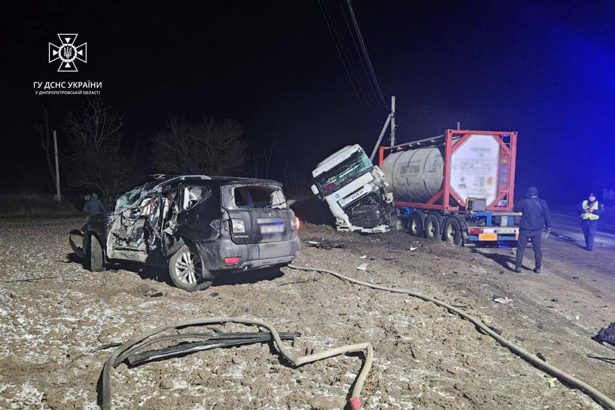 Новости Днепра про На Днепропетровщине столкнулись два грузовика и легковушка: есть пострадавшие