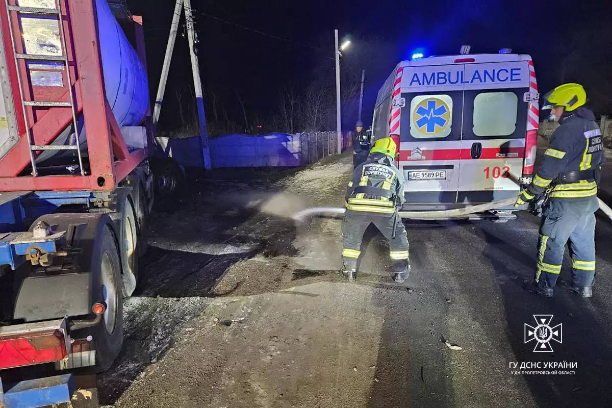 Новости Днепра про На Днепропетровщине столкнулись два грузовика и легковушка: есть пострадавшие