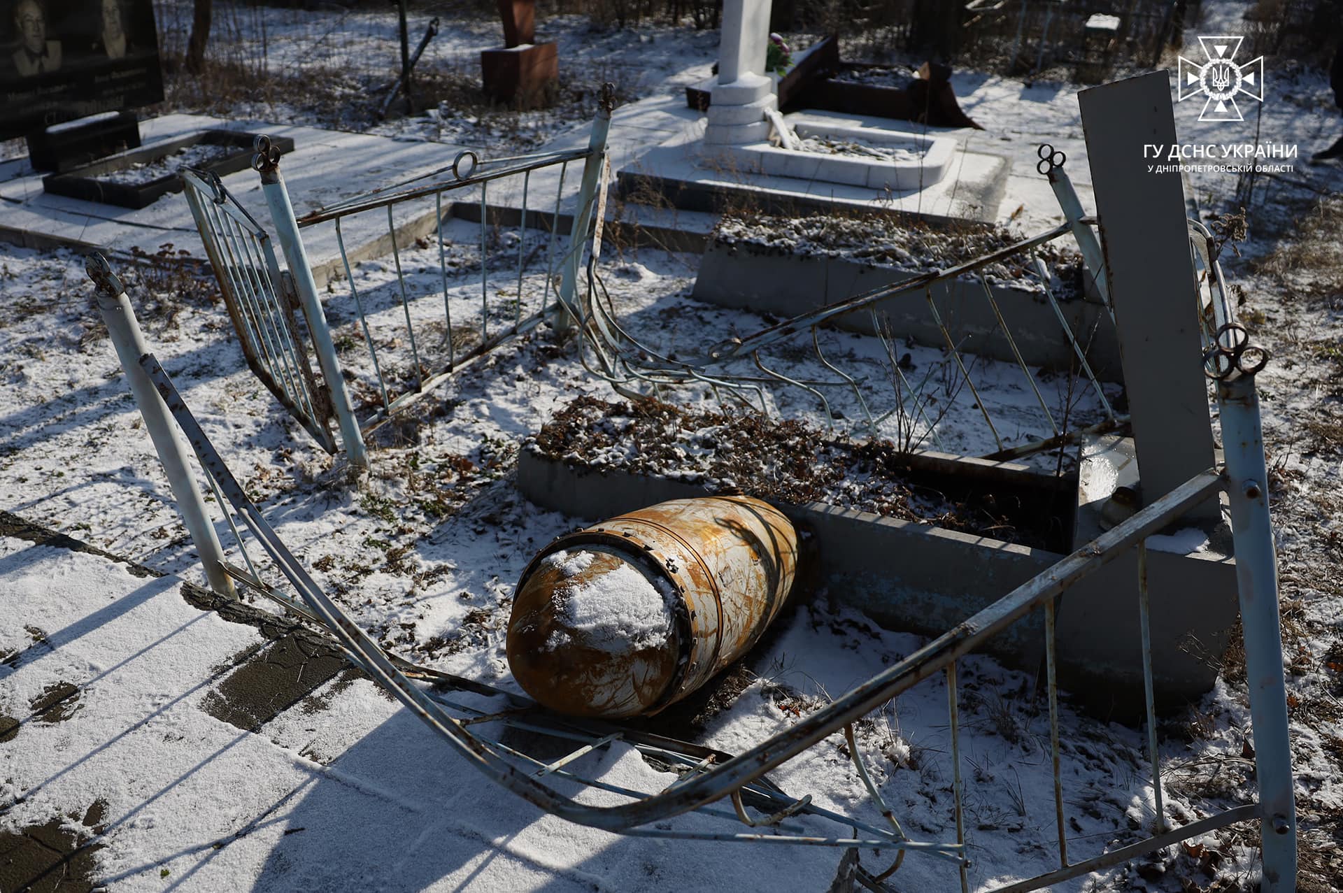 Новости Днепра про На кладбище у Днепра упала боевая часть ракеты (ВИДЕО)