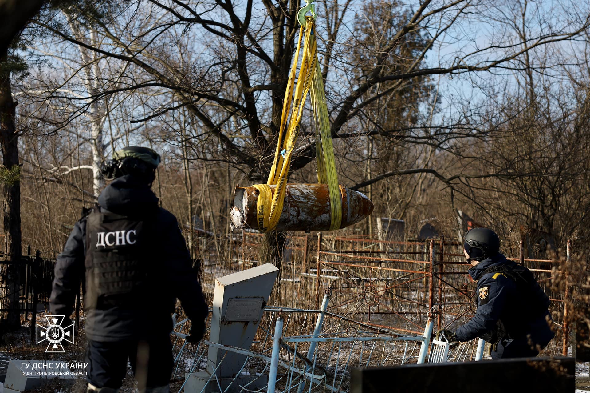 Новости Днепра про На кладбище у Днепра упала боевая часть ракеты (ВИДЕО)