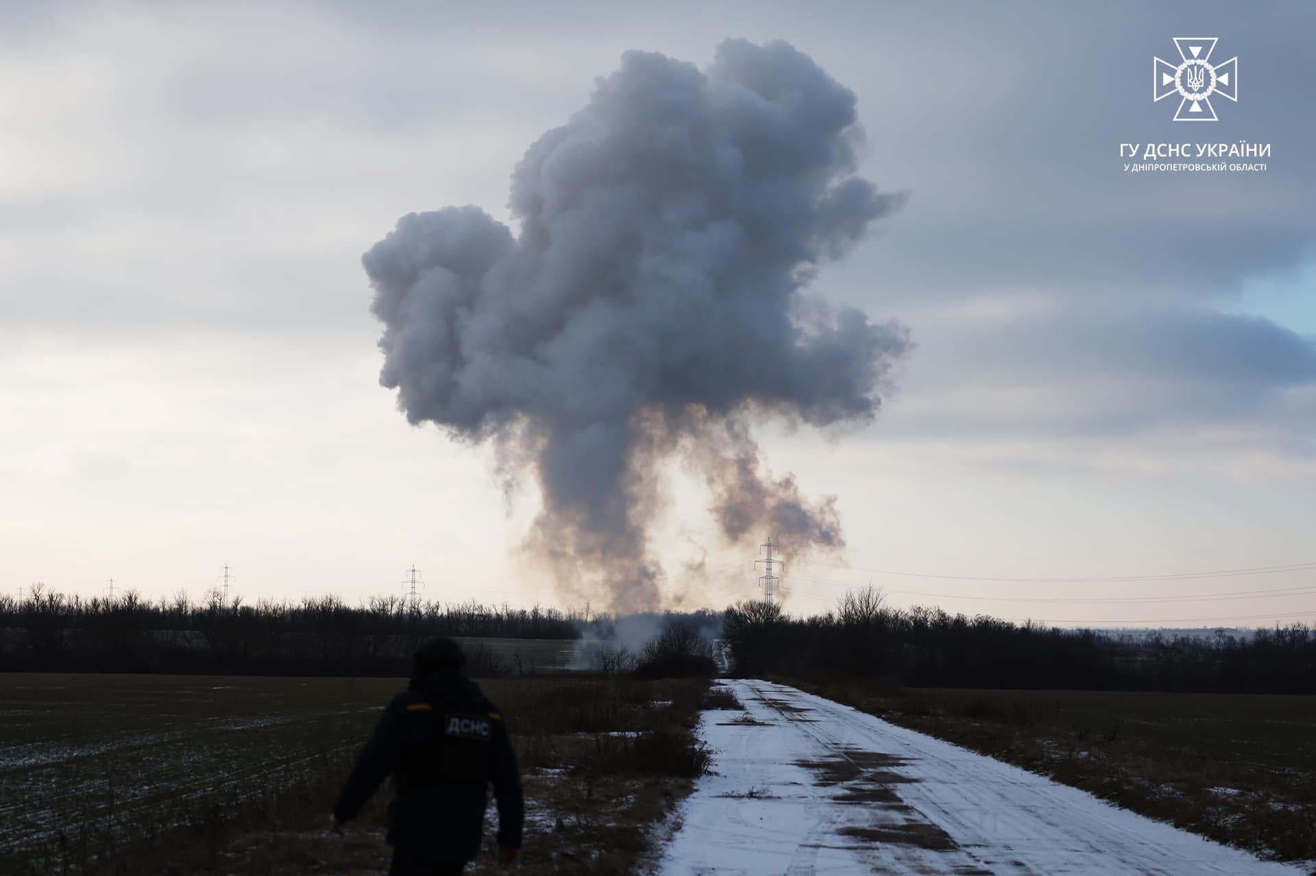Новости Днепра про На кладбище у Днепра упала боевая часть ракеты (ВИДЕО)