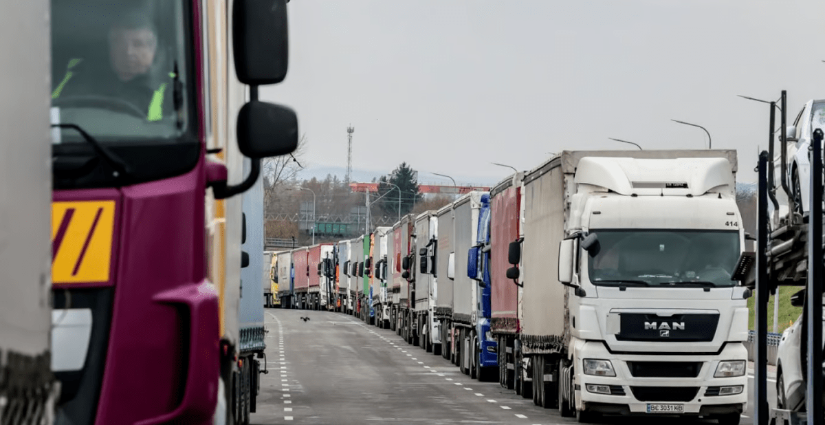 Вантажівки в черзі.avif
