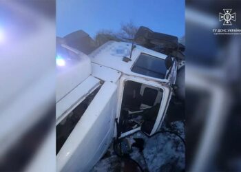 На трассе Днепр — Кривой Рог, из врезавшегося в забор авто, на дорогу вылилось токсичное вещество – Дніпро