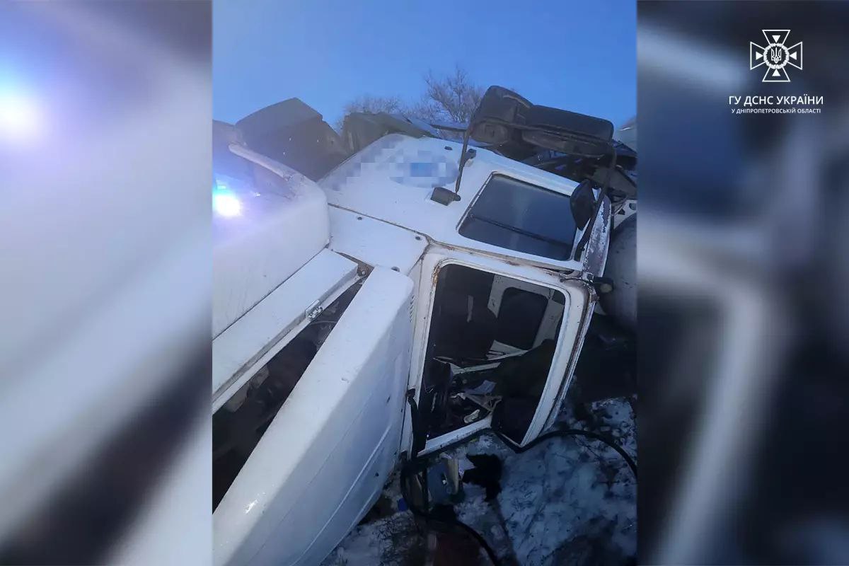 Новости Днепра про На трассе Днепр - Кривой Рог, из врезавшегося в забор авто, на дорогу вылилось токсичное вещество