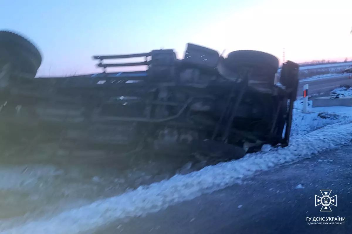 Новости Днепра про На трассе Днепр - Кривой Рог, из врезавшегося в забор авто, на дорогу вылилось токсичное вещество