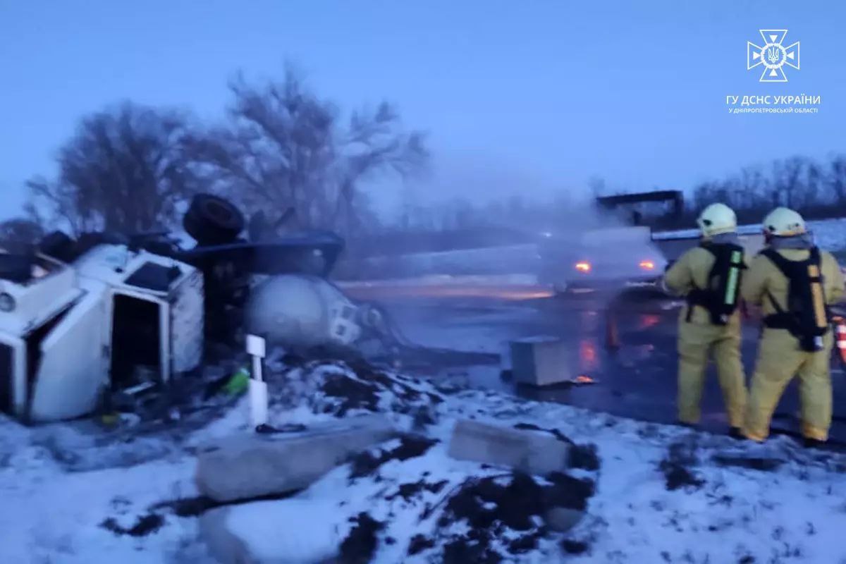 Новости Днепра про На трассе Днепр - Кривой Рог, из врезавшегося в забор авто, на дорогу вылилось токсичное вещество