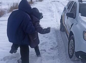Ніч провели у снігу на полі: на Дніпропетровщині поліцейський врятував подружжя |  Дніпро