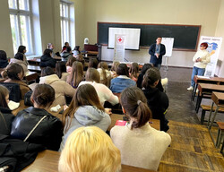 Одеські волонтери та медики продовжують роботу з популяризації донорства крові та здорового способу життя в молодіжному середовищі