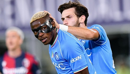 «Тримай свій смердючий рот подалі і не згадуй моє ім'я!». Осімхен грубо відповів агенту Хвічі