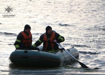 Переходили реку: в Новомосковске супругов спасали из ледяной воды – Дніпро