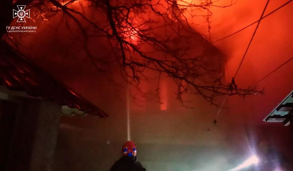 Новости Днепра про Пламя охватило 100 кв м: в Днепре пылал двухэтажный дом