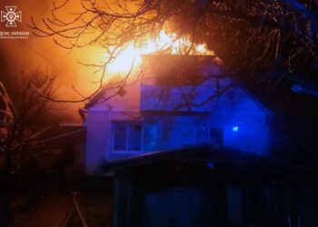 Пламя охватило 100 кв м: в Днепре пылал двухэтажный дом – Дніпро