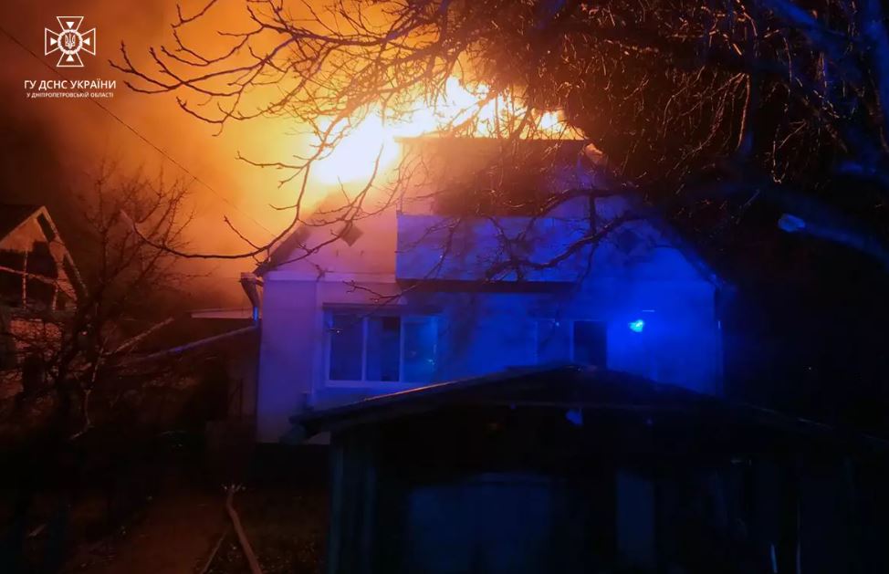Новости Днепра про Пламя охватило 100 кв м: в Днепре пылал двухэтажный дом