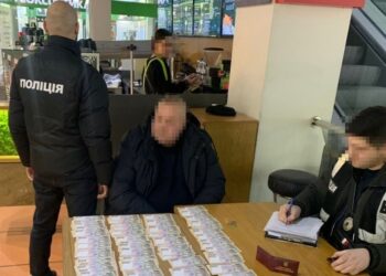 Посадовця «Київблагоустрою» підозрюють у вимаганні хабаря за дозвіл на розміщення МАФів