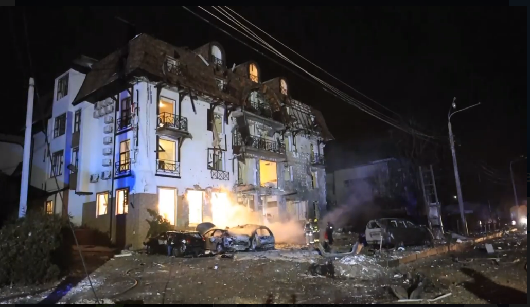 Новости Днепра про Россияне ударили по гостинице в центре Харькова: 11 человек пострадали, в том числе турецкий журналист