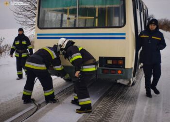 Шкільний автобус і швидка застрягли у сніговому заметі на Тернопільщині 18 січня