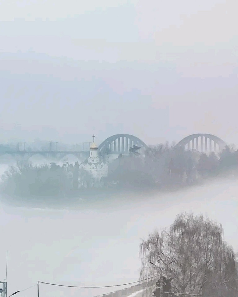 Новости Днепра про Словно облака спустились на землю: в сети показали сказочные фотографии туманного Днепра (ФОТО)