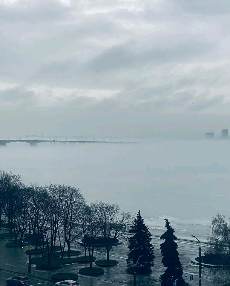 Новости Днепра про Словно облака спустились на землю: в сети показали сказочные фотографии туманного Днепра (ФОТО)