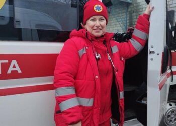 Стали свідками ДТП: медики «швидкої» на трасі врятували людей |  Дніпро