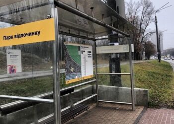 У «Київпастрансі» пояснили, чому замовили скляні зупинки під час війни