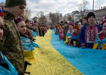 У Львові встановили рекорд України з розгортання найбільшого прапора з підписами військових