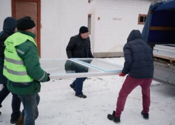 У Смілі привезли першу партію вікон у мікрорайон, де вдарила російська ракета — Новости Черкасс