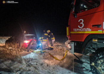 У снігових переметах застрягли авто та швидка на Тернопільщині – ДСНС