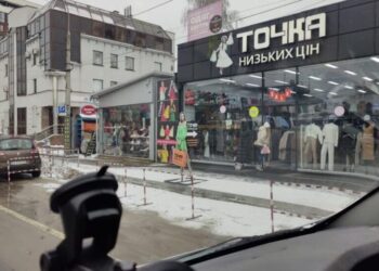 У Тернополі власник магазину створив перешкоди для паркування, фото