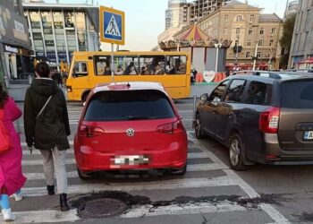 В центре Днепра водители оставляют авто на «зебре», хотя рядом полупустая парковка – Дніпро