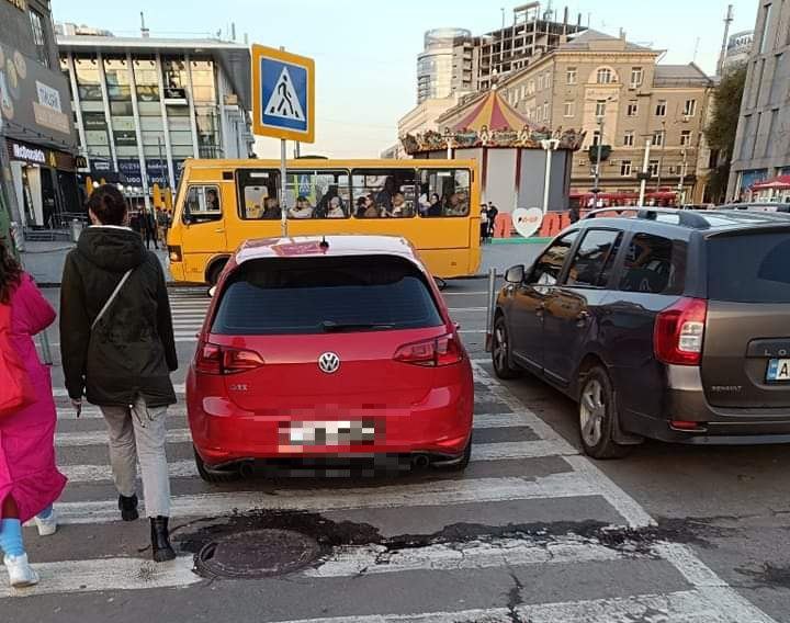 Новости Днепра про В центре Днепра водители оставляют авто на