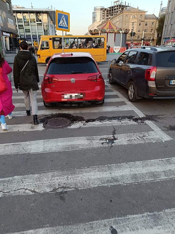 Новости Днепра про В центре Днепра водители оставляют авто на