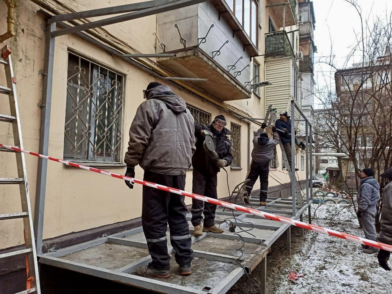 Новости Днепра про В Днепре к многоэтажке пристраивали трехкомнатный царь-балкон (ФОТО)