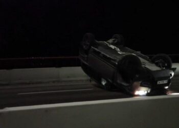 В Днепре на Новом мосту произошло ДТП, в результате которого автомобиль перевернулся на крышу (ВИДЕО) – Дніпро