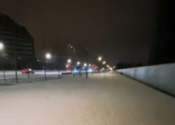 В Днепре заметили мужчину, который катался на лыжах по заснеженным тротуарам (ВИДЕО) – Дніпро