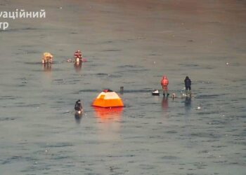 В Днепре заметили рыбаков, которые, несмотря на тающий лед, выбрались на середину реки (ФОТО) – Дніпро