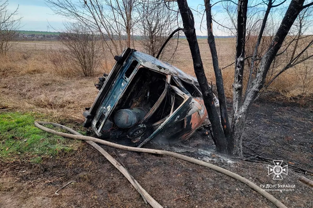 Новости Днепра про В Днепропетровской области ВАЗ столкнулся с деревом, перевернулся и загорелся