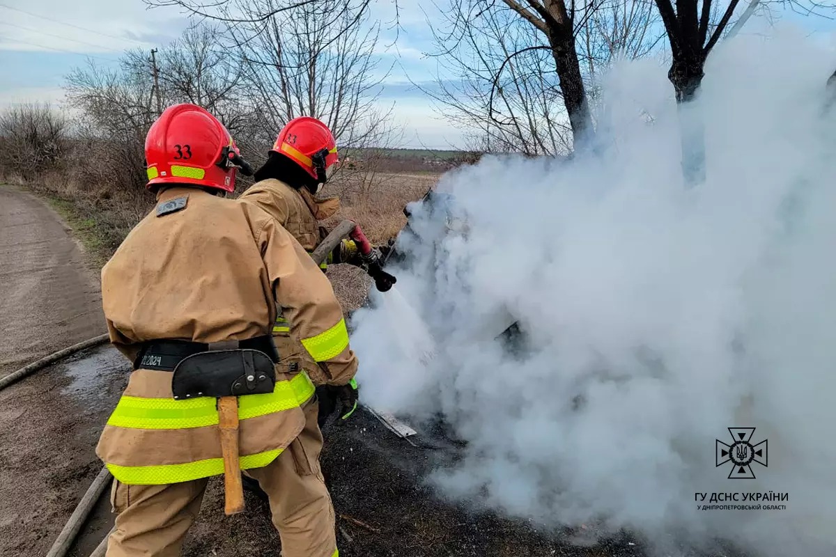 Новости Днепра про В Днепропетровской области ВАЗ столкнулся с деревом, перевернулся и загорелся