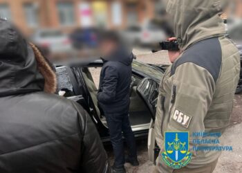 В Києві затримали податківця, який вимагав «данину» від власника АЗС
