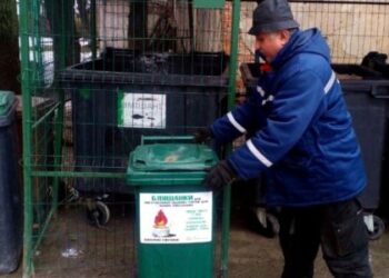 В одному з районів Львова встановили 10 контейнерів для збору бляшанок на окопні свічки