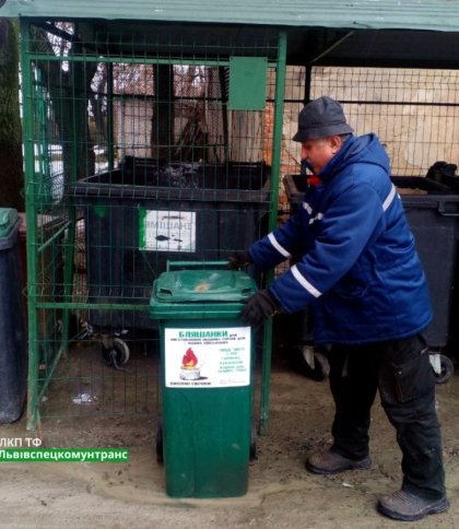 В одному з районів Львова встановили 10 контейнерів для збору бляшанок на окопні свічки