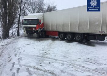 Вантажівка поперек дороги перекрила рух біля Підгайців